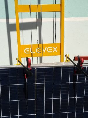 IMG_20201104_095456619_BURST010 Uma foto de uma placa solar encaixada perfeitamente na parte frontal do elevador.